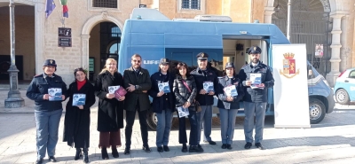 Giornata internazionale contro la violenza sulle donne: la Polizia di Stato di Matera in piazza Vittorio Veneto per aiutare le donne e sensibilizzare i cittadini