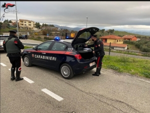 SCANZANO JONICO (MT): ALLA GUIDA SENZA PATENTE E CON DROGA A BORDO. I CARABINIERI DENUNCIANO 20ENNE DEL POSTO