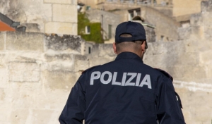 Truffe agli anziani: dopo le indagini della Polizia di Stato, il Questore dispone due fogli di via obbligatori dai Comuni di Matera e Nova Siri, con divieto di ritorno per tre anni.