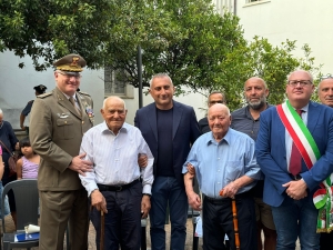 Montalbano Jonico, iniziativa congiunta dell’Amministrazione comunale e dell’Esercito: omaggiati i cugini classe 1924, Vincenzo e Giuseppe Camardi, reduci dalla seconda guerra mondiale