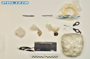 40enne non si ferma all’alt sulla S.S. 106 Jonica: viaggiava con 50 gr di cocaina, 170 gr di marijuana e 20 gr di hashish. Arrestato dalla Polizia di Stato di Matera.