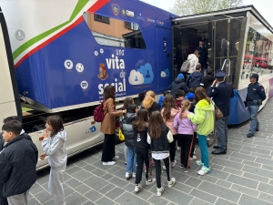 Il truck della Polizia di Stato a Matera per incontrare gli studenti con la campagna di educazione alla legalità “Una vita da social”