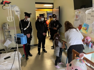 POTENZA: I CARABINIERI DONANO UN DOLCE PENSIERO AI PICCOLI RICOVERATI DEL REPARTO DI PEDIATRIA DELL’OSPEDALE SAN CARLO.