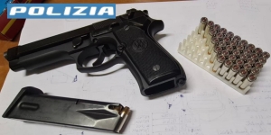 Matera, arrestato dalla Polizia di Stato per stalking, lesioni personali aggravate e porto abusivo di armi un 57enne dopo aver minacciato con una pistola la compagna