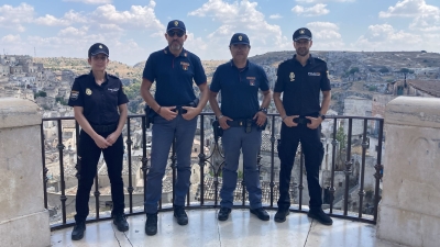 Pattuglie della Polizia di Stato e della Polizia spagnola in servizio a Matera.