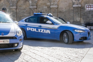 Matera, a conclusione delle indagini svolte dalla Polizia di Stato, è stato rinviato a giudizio un 18enne, autore di 5 furti commessi in danno di altrettanti esercizi commerciali del centro cittadino.