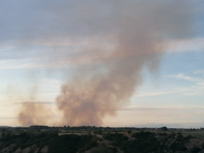 Vasto incendio presso località Varre sotto il cimitero di Pisticci.