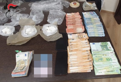 LAGONEGRO: CARABINIERI SEQUESTRANO 160 GRAMMI DI COCAINA E 110.000 EURO IN CONTANTI. IN MANETTE UN INSOSPETTABILE.